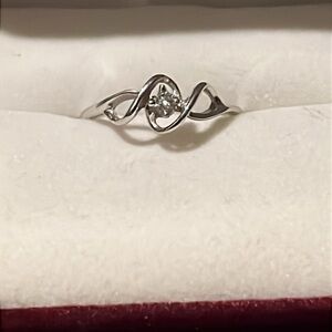 Helzberg Diamonds 10k White Gold Ring size 6.5